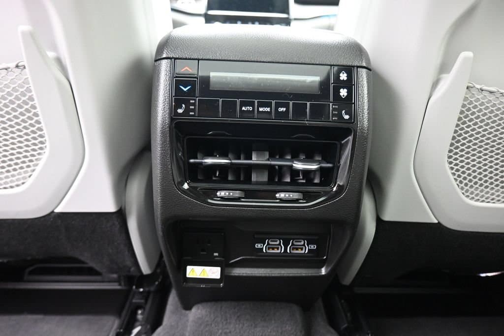 2021 Jeep Grand Cherokee L Overland, photo 40 of 79