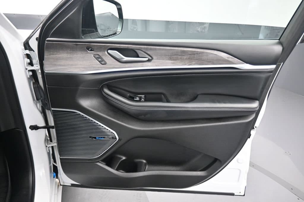 2023 Jeep Grand Cherokee Overland 4xe, photo 50 of 71