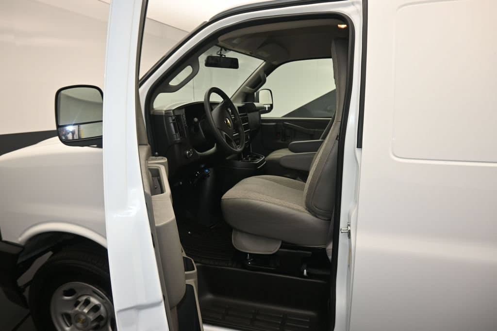 2025 Chevrolet Express 2500 Work Van Cargo, photo 11 of 55
