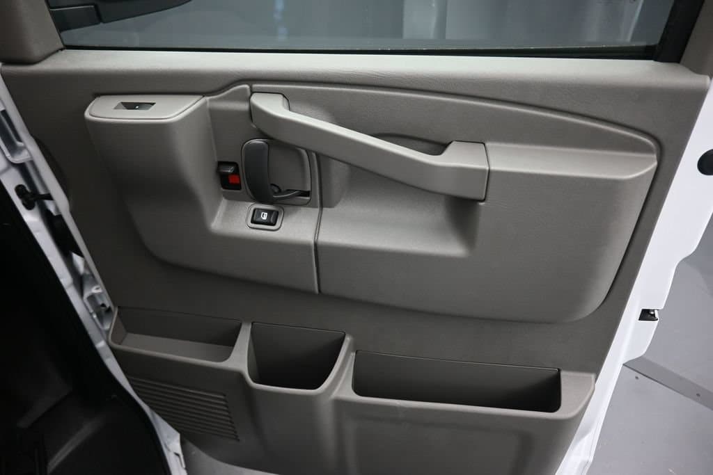 2025 Chevrolet Express 2500 Work Van Cargo, photo 35 of 55