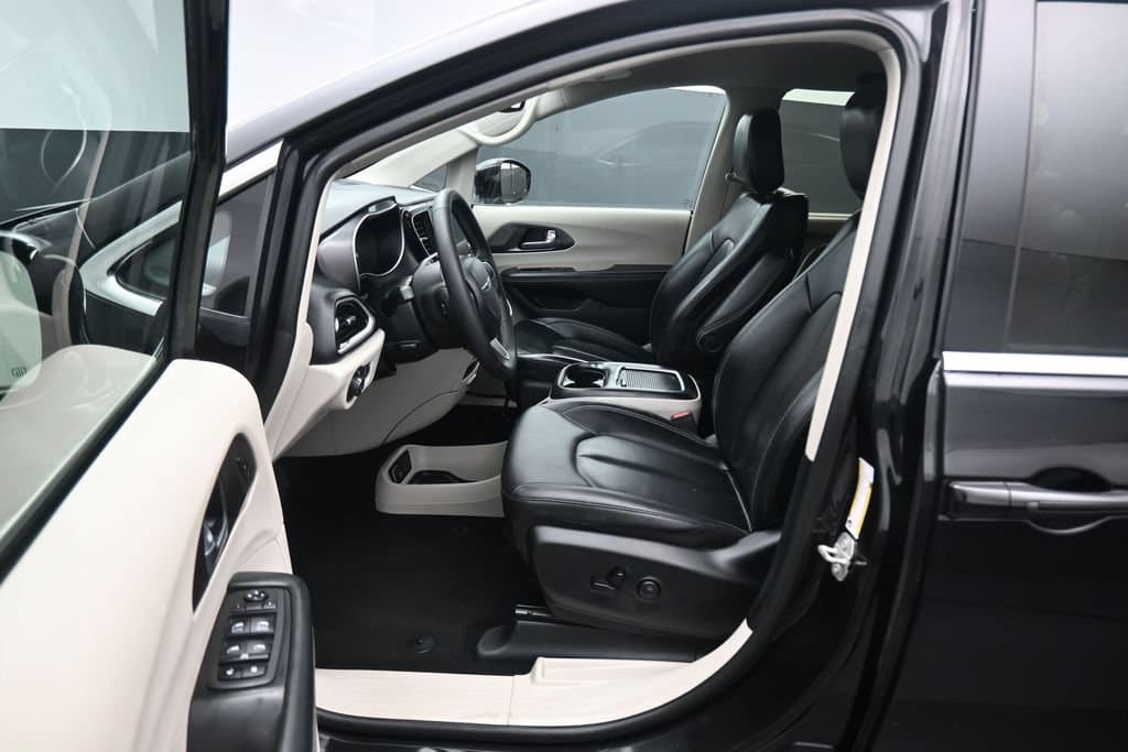 2024 Chrysler Pacifica Touring L, photo 11 of 77