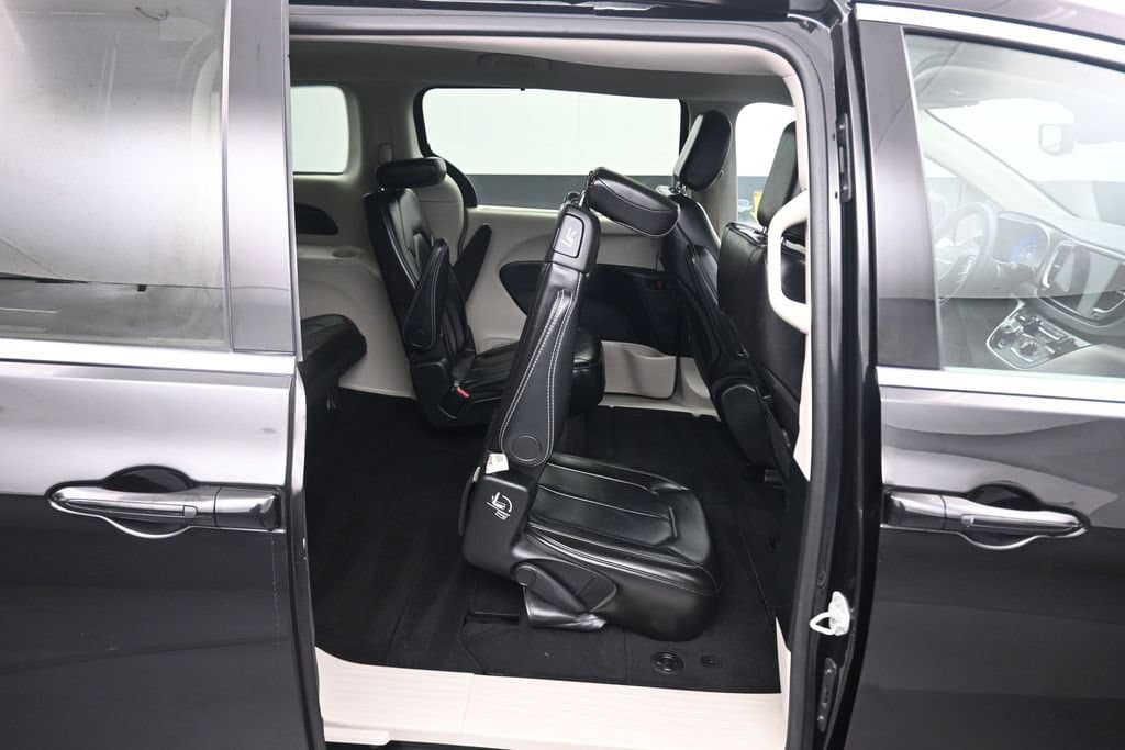 2024 Chrysler Pacifica Touring L, photo 48 of 77