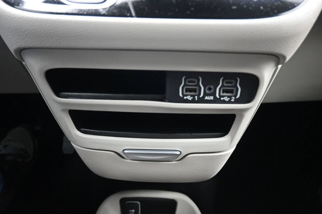 2024 Chrysler Pacifica Touring L, photo 23 of 77