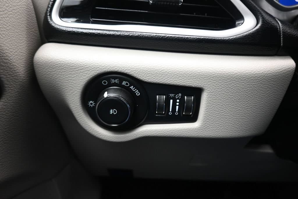 2024 Chrysler Pacifica Touring L, photo 28 of 77