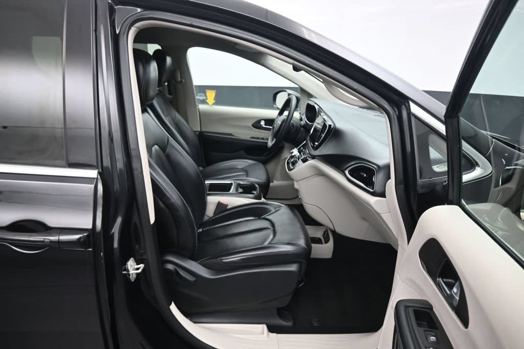 2024 Chrysler Pacifica Touring L, photo 57 of 77