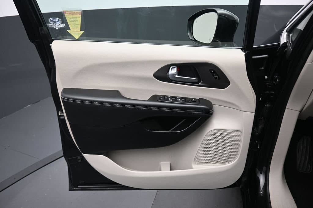 2024 Chrysler Pacifica Touring L, photo 9 of 77