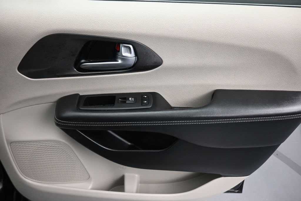 2024 Chrysler Pacifica Touring L, photo 56 of 77