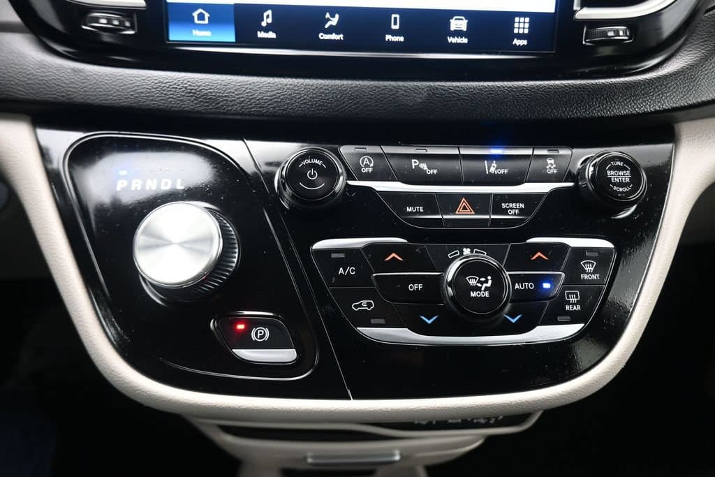 2024 Chrysler Pacifica Touring L, photo 22 of 77