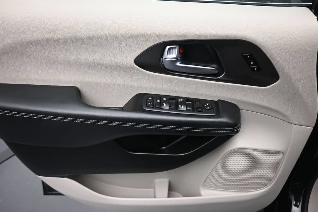 2024 Chrysler Pacifica Touring L, photo 10 of 77
