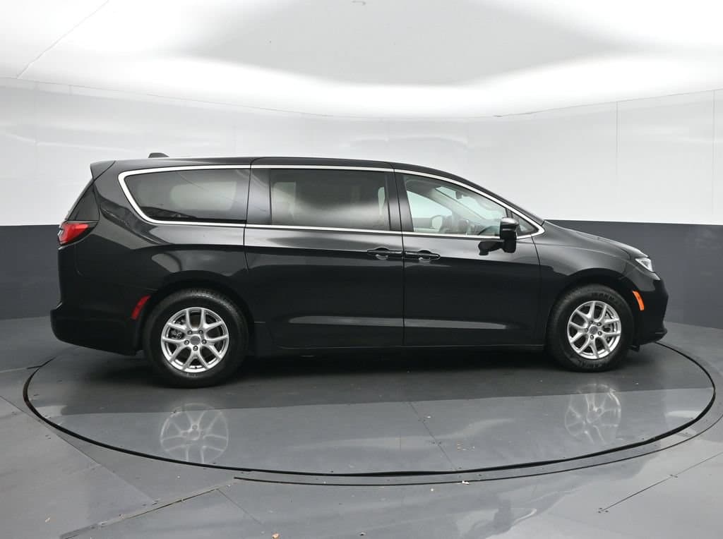 2024 Chrysler Pacifica Touring L, photo 8 of 77
