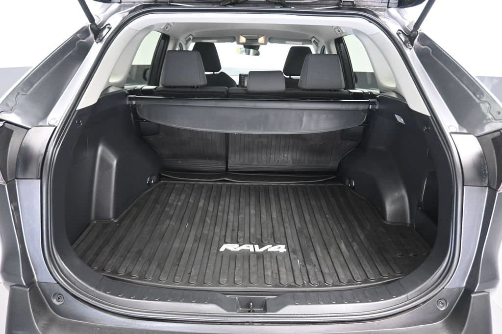 2021 Toyota RAV4 LE, photo 40 of 55