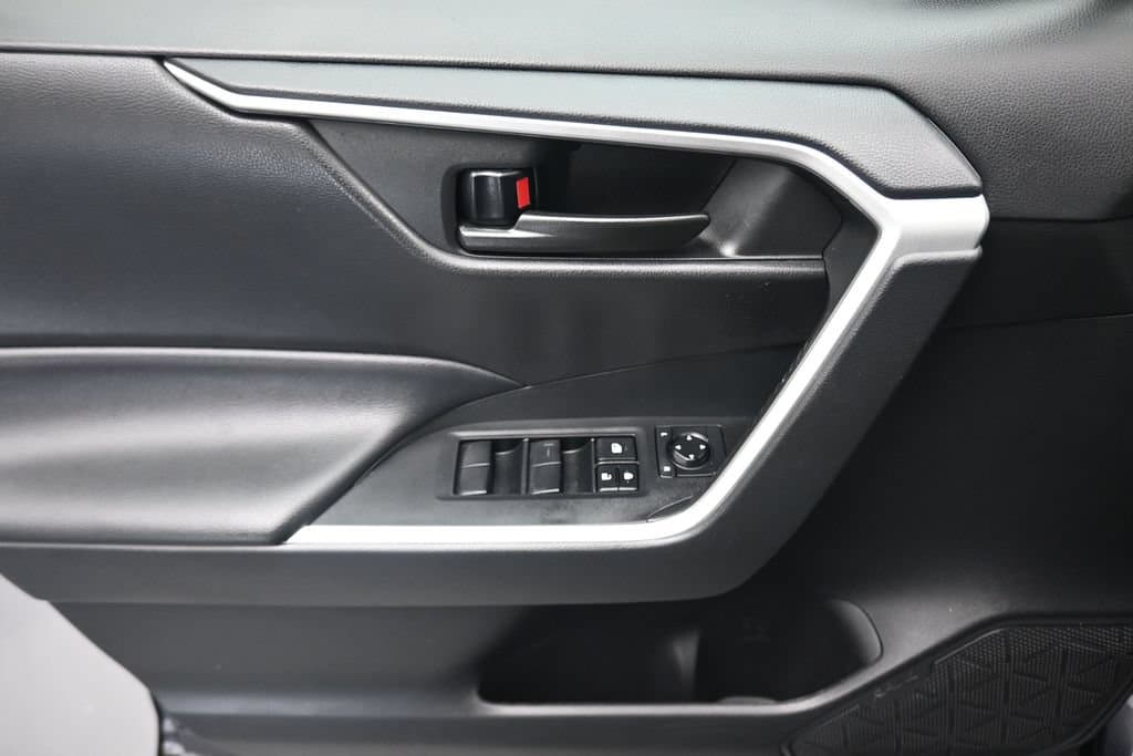 2021 Toyota RAV4 LE, photo 10 of 55