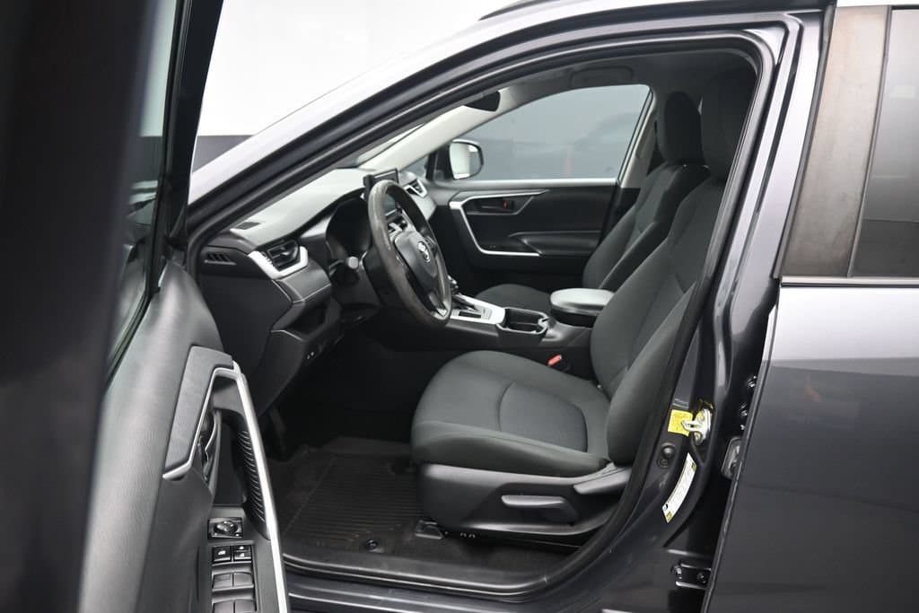 2021 Toyota RAV4 LE, photo 11 of 55