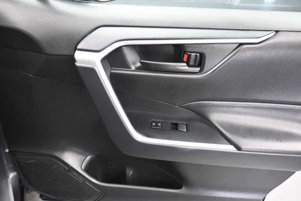 2021 Toyota RAV4 LE, photo 37 of 55