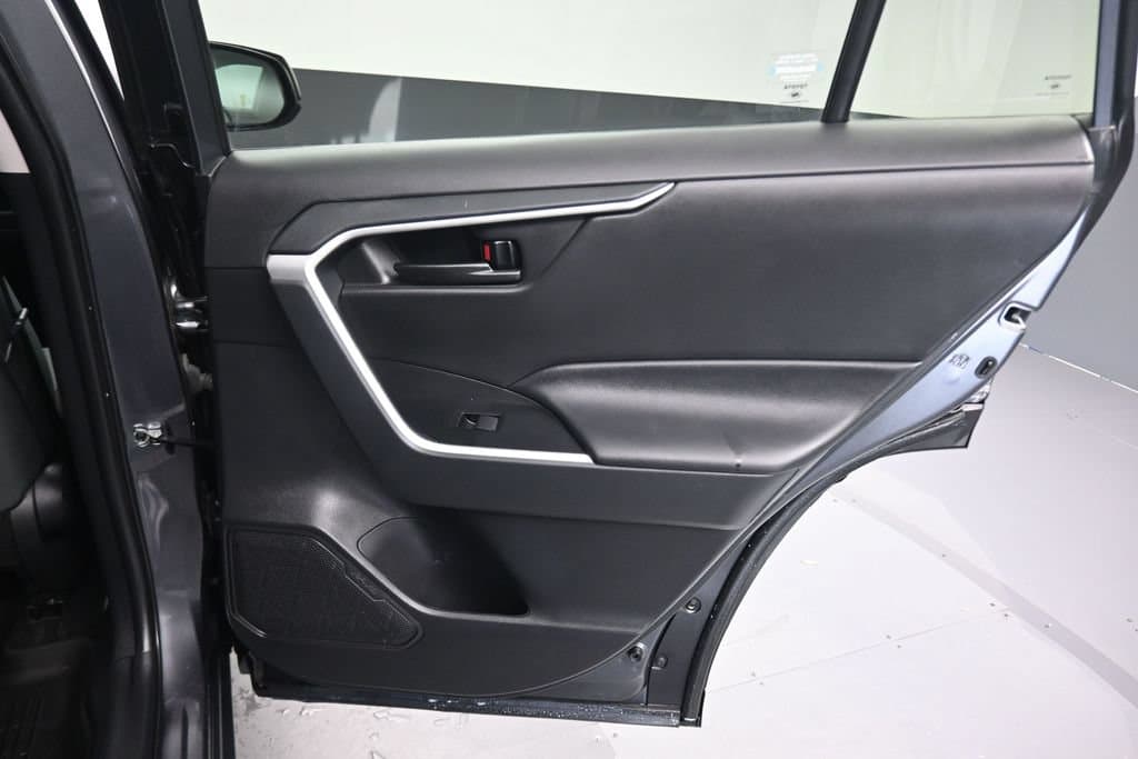 2021 Toyota RAV4 LE, photo 32 of 55