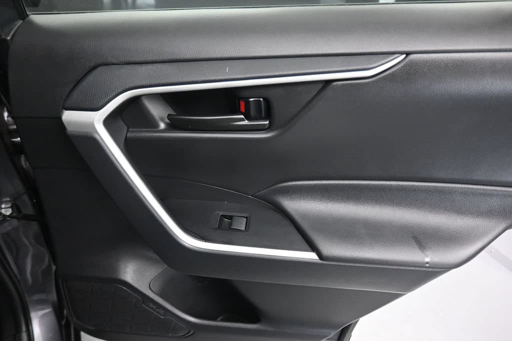2021 Toyota RAV4 LE, photo 33 of 55