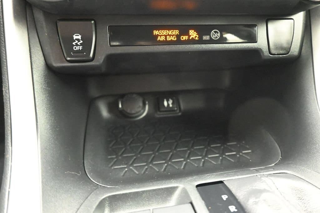 2019 Toyota RAV4 LE, photo 20 of 55