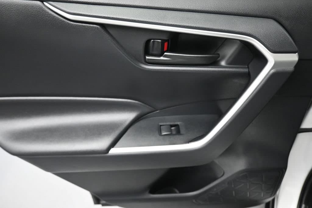2019 Toyota RAV4 LE, photo 28 of 55