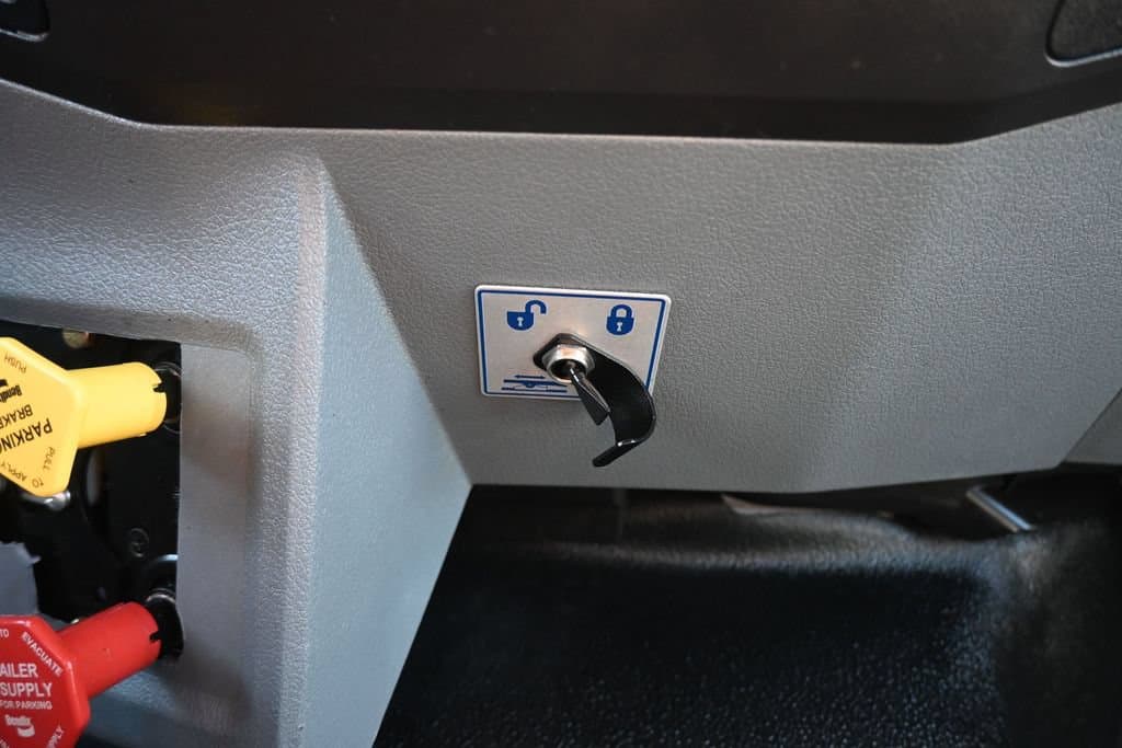 2011 Ford F-750SD XLT DRW, photo 11 of 62
