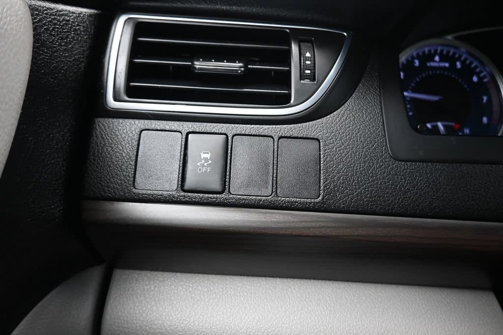 2017 Toyota Camry LE, photo 24 of 55