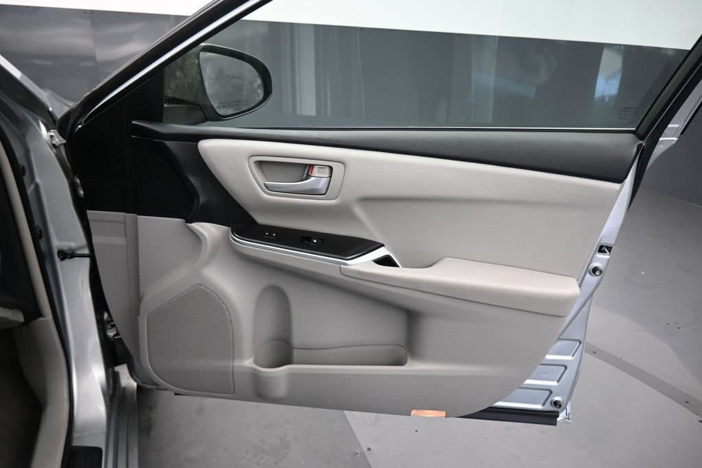 2017 Toyota Camry LE, photo 37 of 55