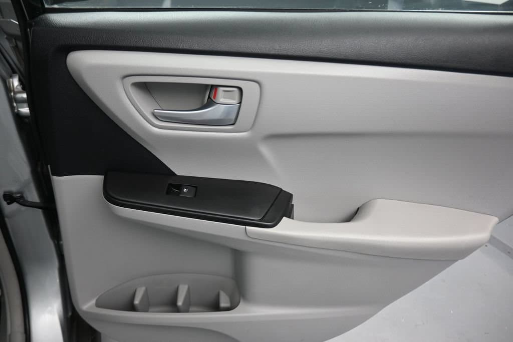 2017 Toyota Camry LE, photo 34 of 55