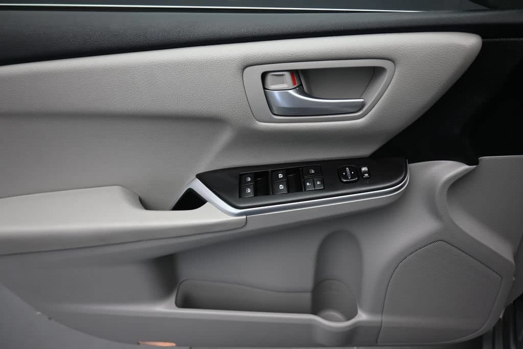 2017 Toyota Camry LE, photo 10 of 55