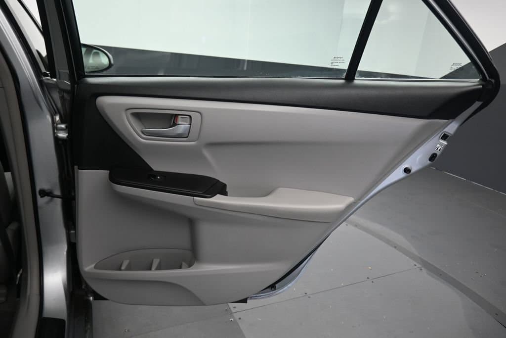2017 Toyota Camry LE, photo 33 of 55