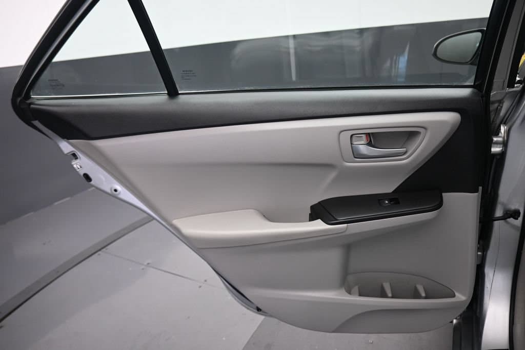2017 Toyota Camry LE, photo 28 of 55