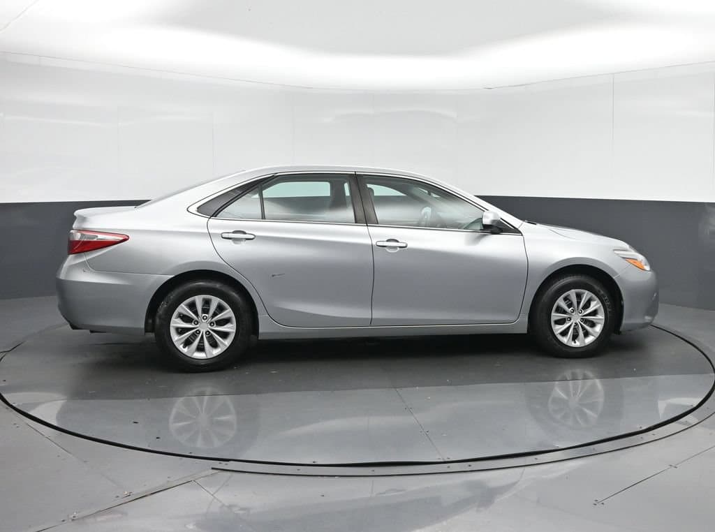 2017 Toyota Camry LE, photo 8 of 55