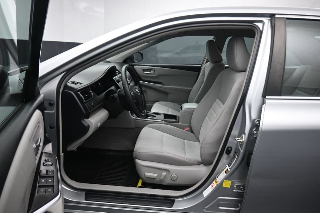 2017 Toyota Camry LE, photo 11 of 55