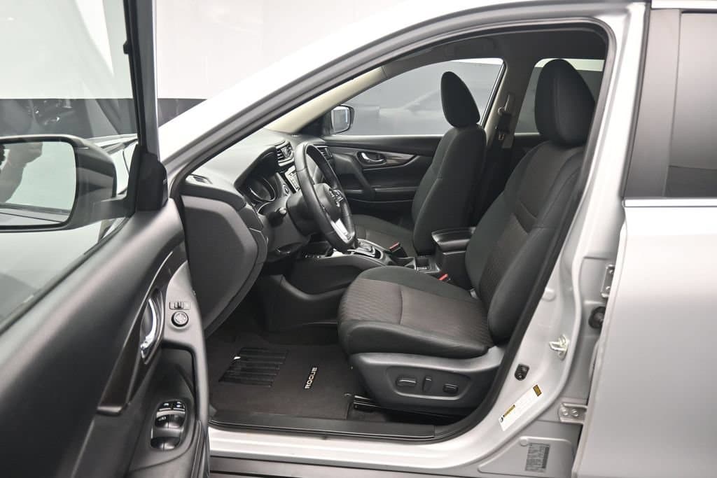 2020 Nissan Rogue SV, photo 11 of 63