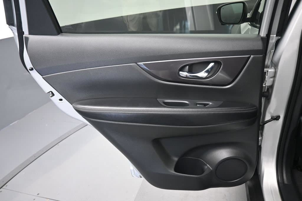 2020 Nissan Rogue SV, photo 34 of 63