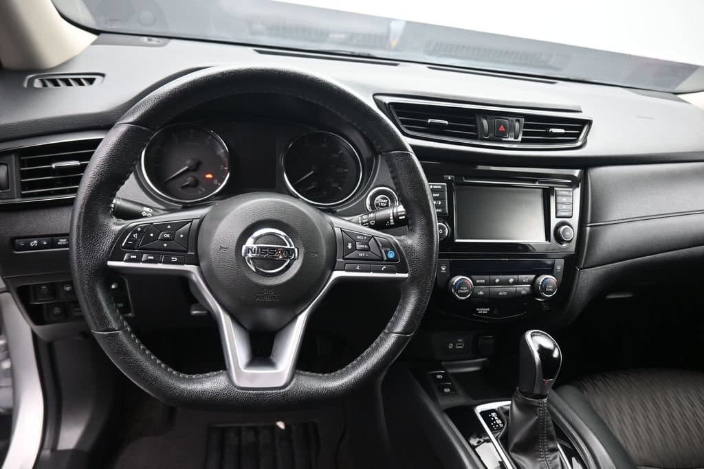 2020 Nissan Rogue SV, photo 14 of 63