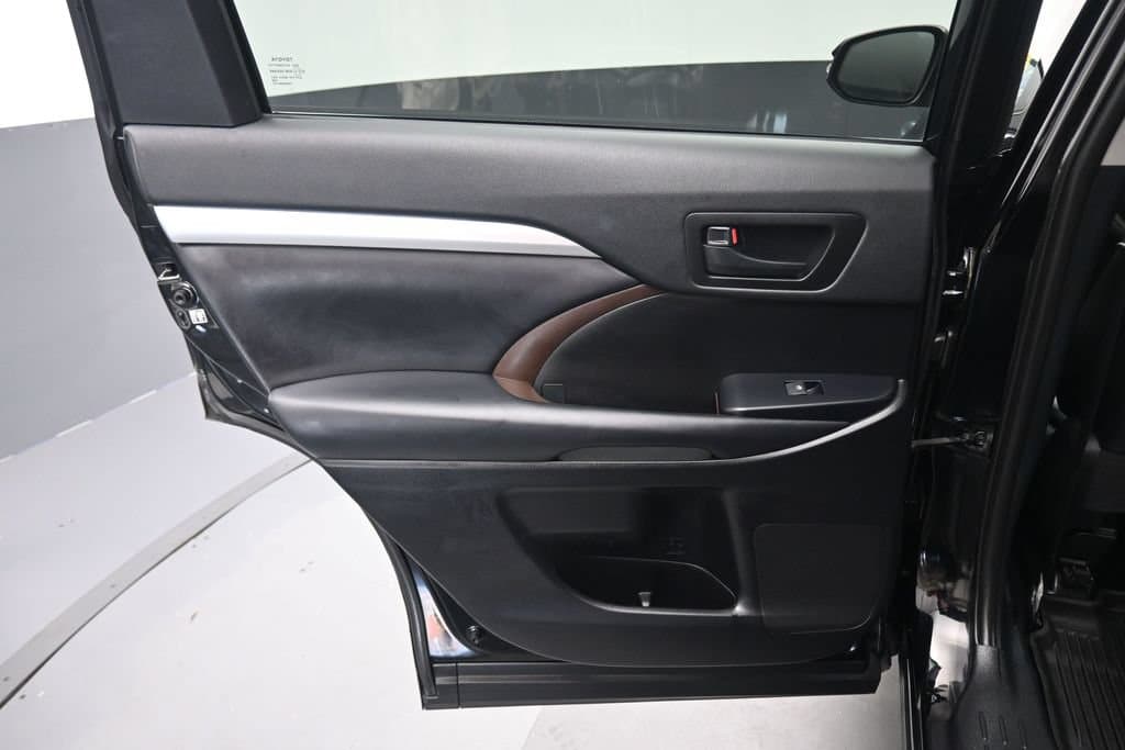 2019 Toyota Highlander LE Plus, photo 28 of 68