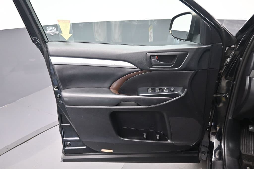 2019 Toyota Highlander LE Plus, photo 9 of 68