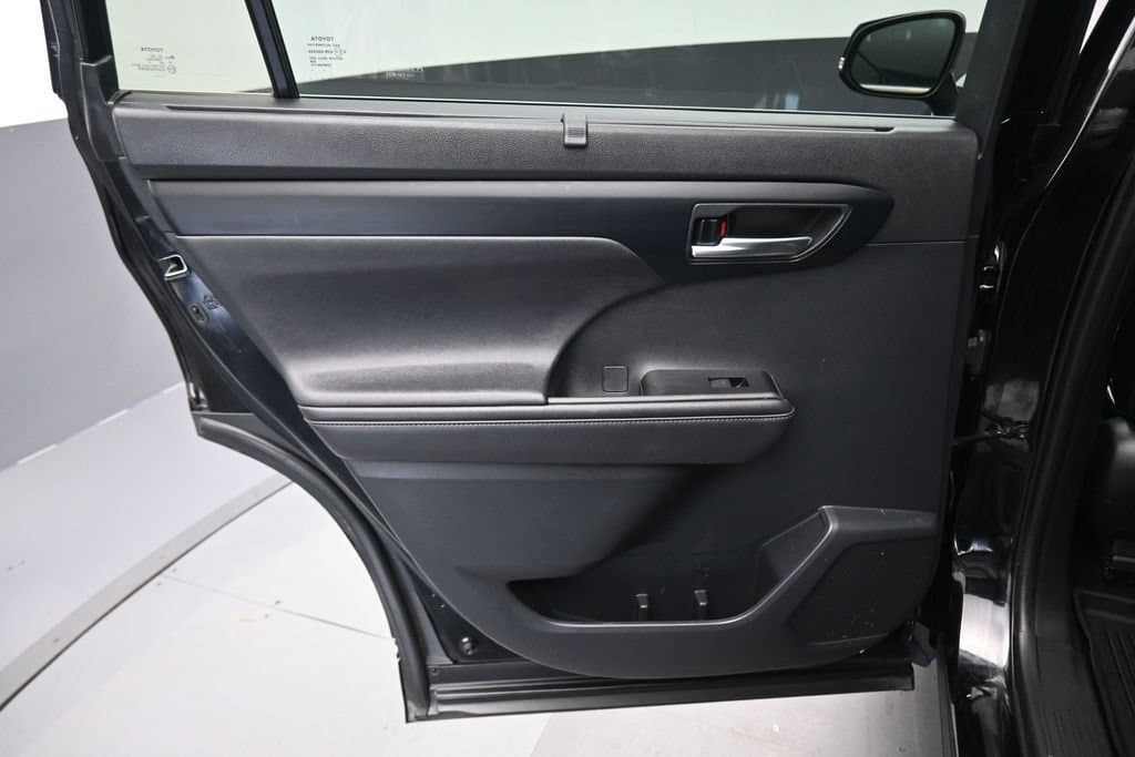 2020 Toyota Highlander XLE, photo 30 of 73