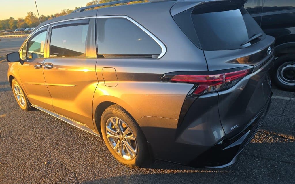 2022 Toyota Sienna XSE 7 Passenger, photo 5 of 11