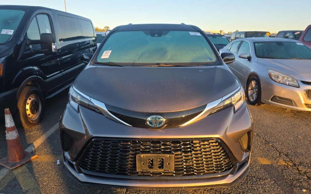2022 Toyota Sienna XSE 7 Passenger, photo 1 of 11