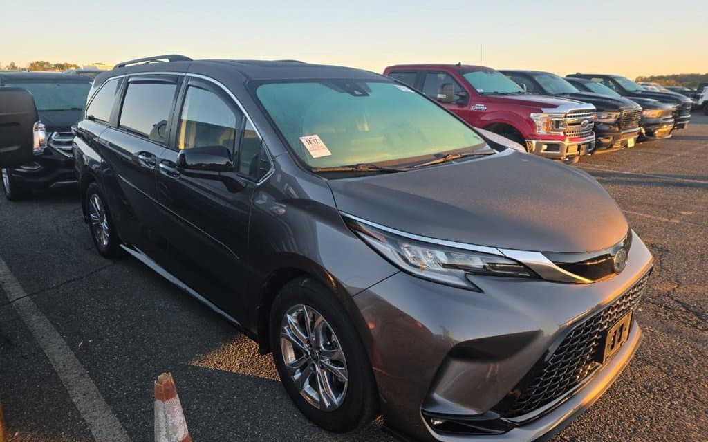 2022 Toyota Sienna XSE 7 Passenger, photo 2 of 11