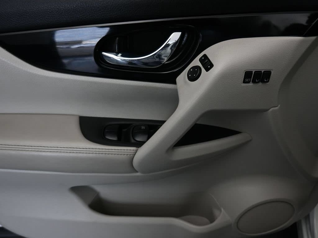 2022 Nissan Rogue Sport SV, photo 10 of 55