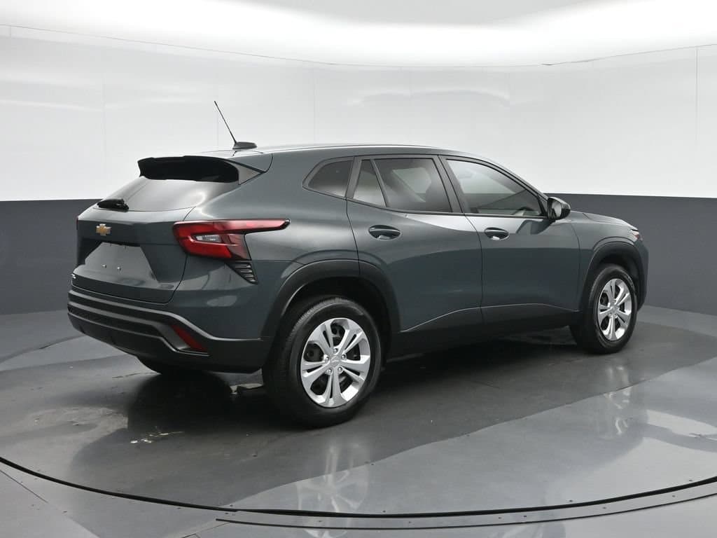 2025 Chevrolet Trax LS, photo 7 of 51