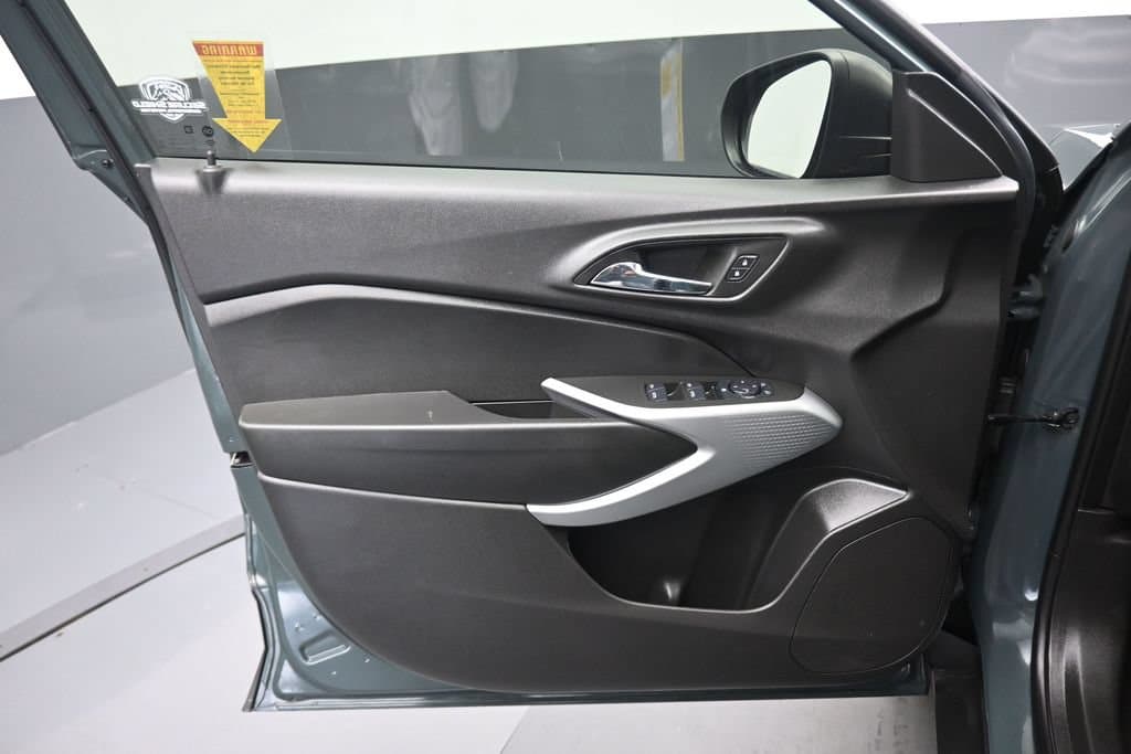 2025 Chevrolet Trax LS, photo 9 of 51