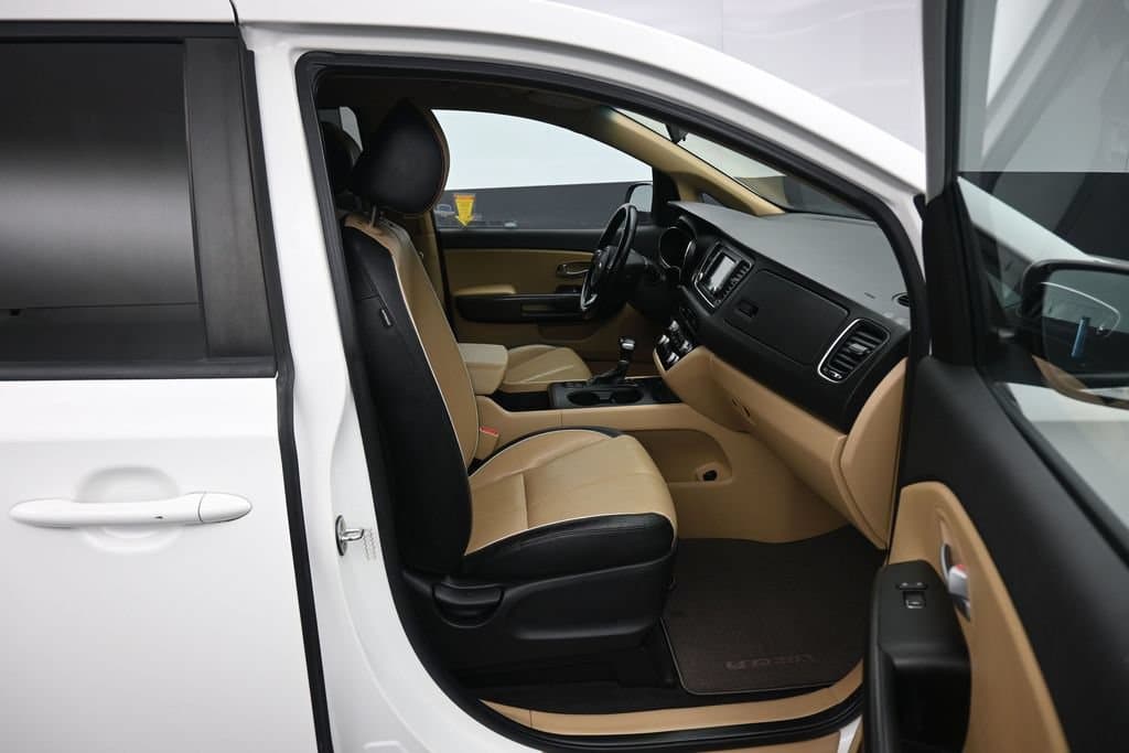 2017 Kia Sedona LX, photo 54 of 73