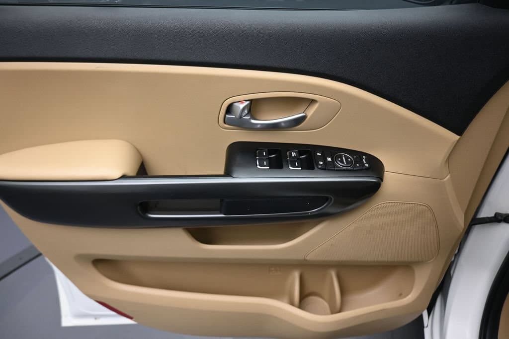 2017 Kia Sedona LX, photo 10 of 73